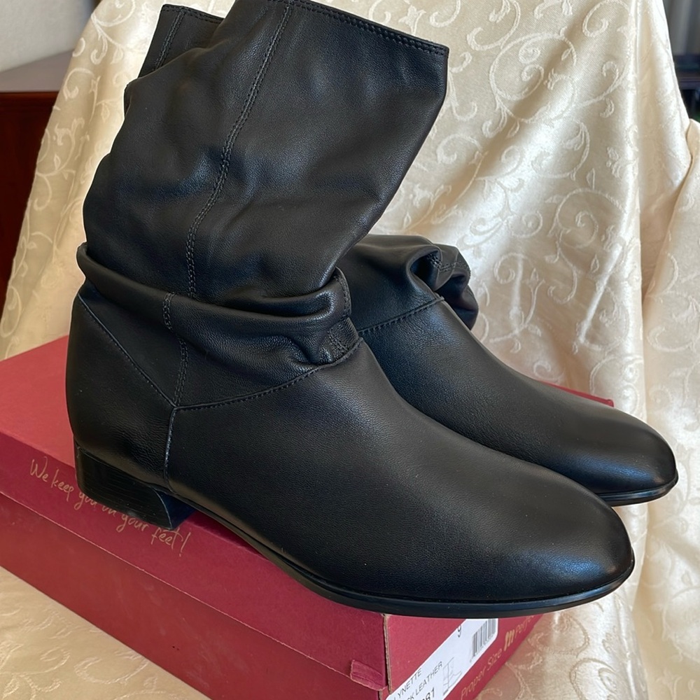 Munro Lynette black Leather zipper mid calf Women Sz 9M